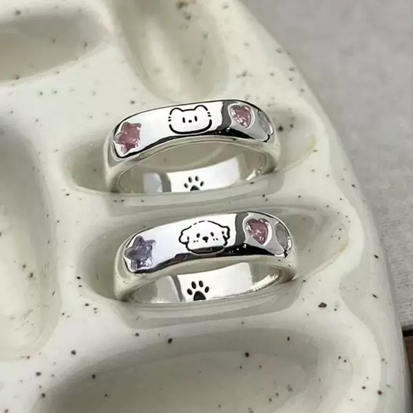 Cute and playful pattern of puppies and kittens, couple's ring, same style as on Xiaohongshu, unique and exquisite design, delicate index finger ring