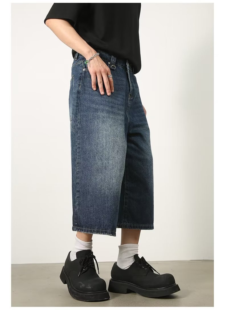 Lässige, gerade geschnittene Herren-Denim-Shorts mit weitem Bein und Used-Look in Blau im amerikanischen Retro-Stil – perfekt für den Sommer und vielseitige Kombinationsmöglichkeiten_voghion.com