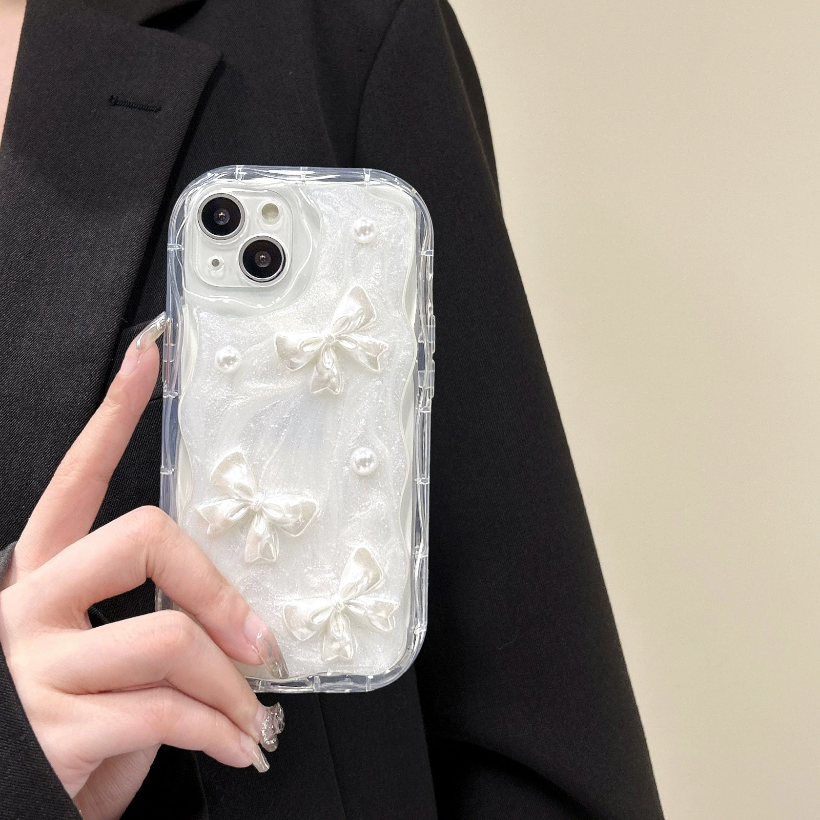 Чехол для телефона (Apple) iPhone 16 / 15 серии — 3D бабочки и жемчужины, прозрачный ТПУ