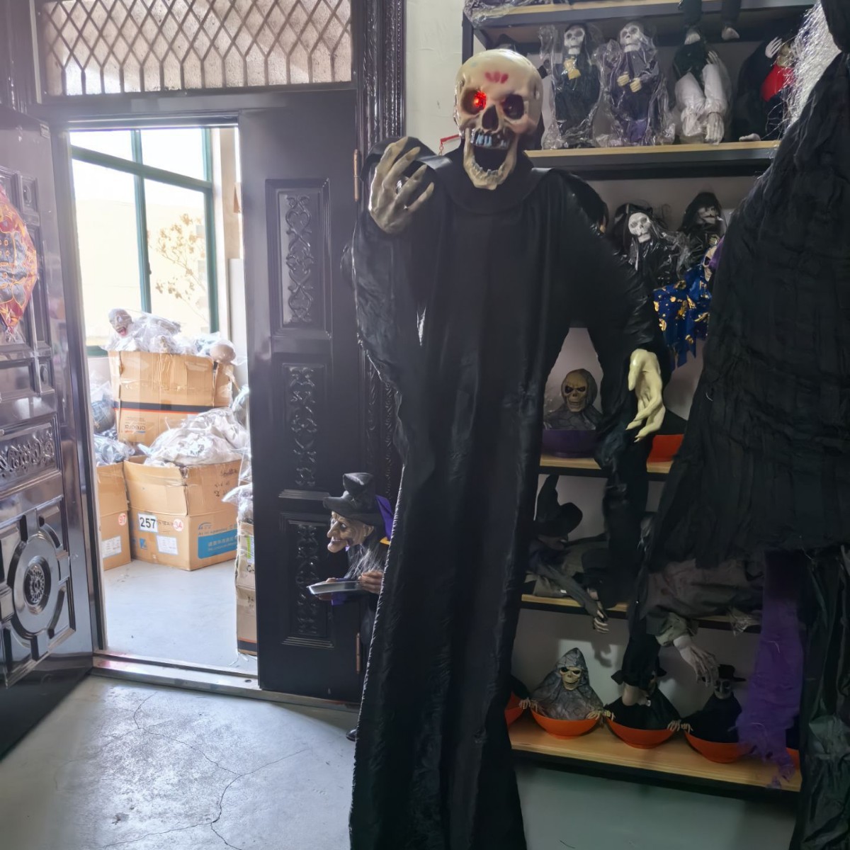 Nuevos productos en el mercado Escape from the Encamped House Electric NPC Horror Atmosphere Big Standing Swing Girl Ghost Halloween