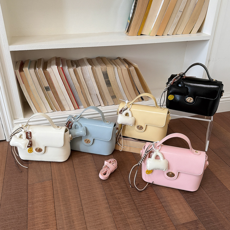 2026 nueva primavera y verano bolsos de mujer moda moda versátil brazo mochila de hombro de hombro de hombro pequeño bolso de nicho
