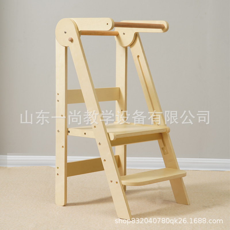 子供の手を洗う腰掛けの赤ちゃんの足は腰掛けを踏みます。