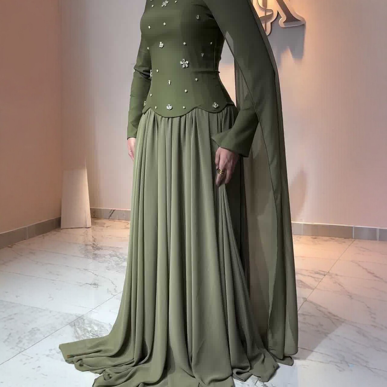 « Robe élégante à manches longues et coupe ajustée ornée de strass pour femme - Robe de soirée moulante extensible avec détails scintillants (Vert, S-XXL) »_voghion.com