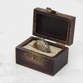 木质桌面戒指盒方形带锁首饰收纳盒带锁胡桃木结婚钻戒盒