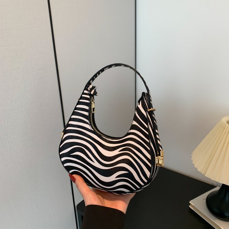 Exquisita moda con estampado de leopardo 2024 nuevo estilo estilo occidental patrón de cebra personalidad textura tendencia mensajero portátil bolso de luna nueva mujer