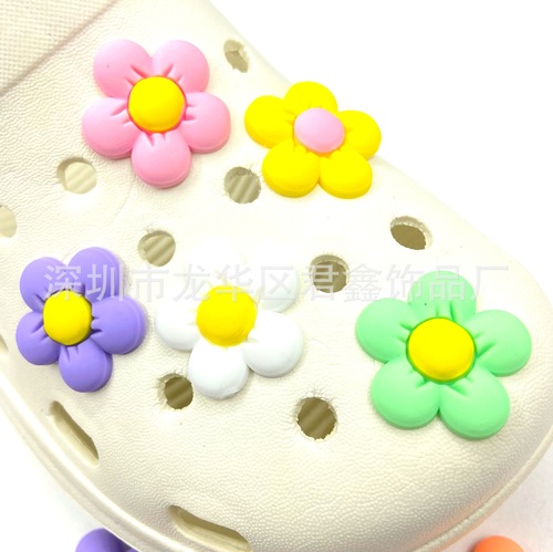 New product hole shoes flower shoe buckle PVC soft rubber flowers small flowers DIY accessory decoration buckle shoelace buckle