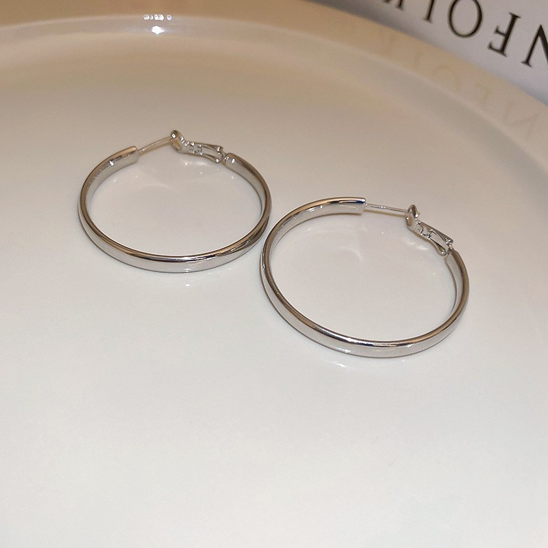Aguja de plata Pendientes de anillo de elemento transfronterizo europeo y americano Pendientes de nicho de viento frío Pendientes de temperamento de moda Pendientes de lujo ligero y de alta gama