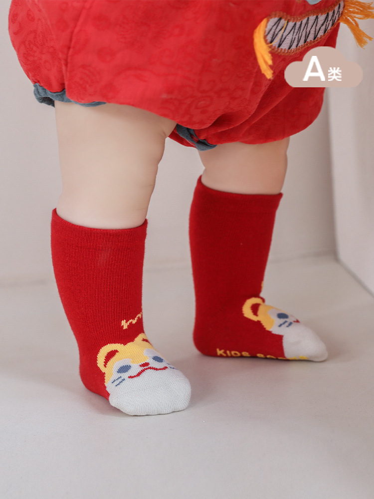 2023 Otoño e Invierno Nuevos calcetines para bebés recién nacidos deshuesados de un año de un mes de Año Nuevo para niños y niñas calcetines rojos para bebés