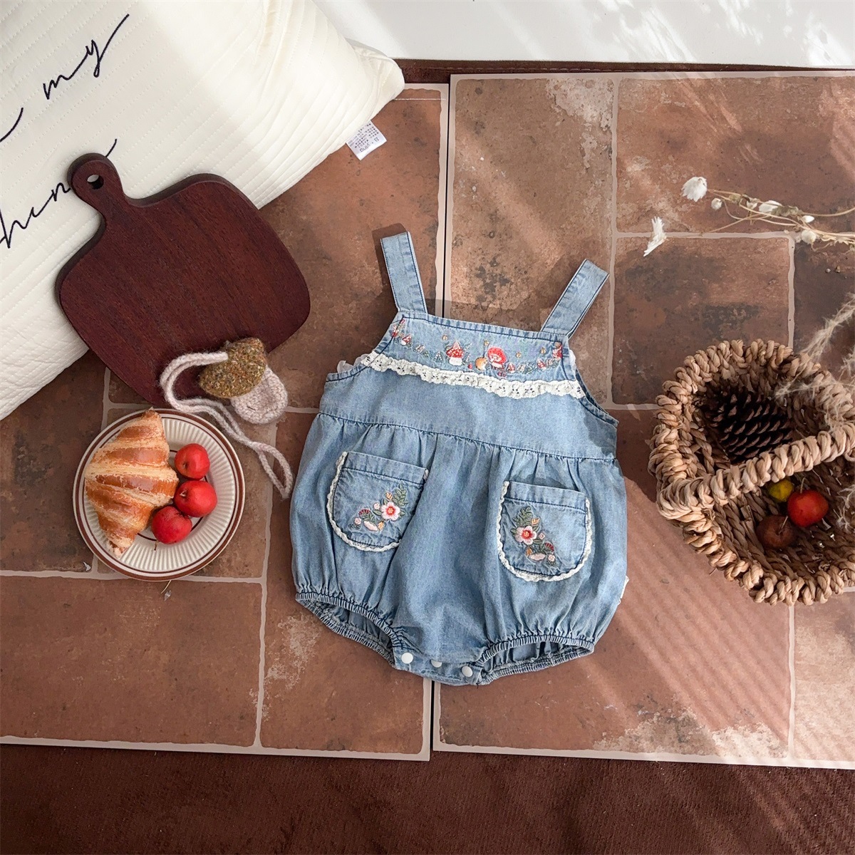 Ropa fina de verano para bebés, mezclilla para bebés, mampara bordada con champiñones pequeños, ropa de salida exquisita de algodón, ropa de pedo