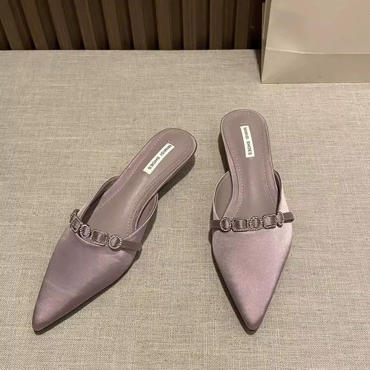 Встроенный в темперамент pointed toe новые туфли-слиперы с низким каблуком для женщин 2025 года, летняя верхняя одежда, стразами, большой размеры носка полуботинки, тренд