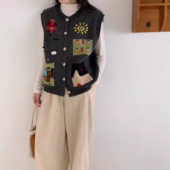 日本系の柔らかい妹の小衆は趣味の手作りの立体のフックの花を遊んで色のゆったりしているメリヤスのベストをつなぎ合わせて外に着ます。
