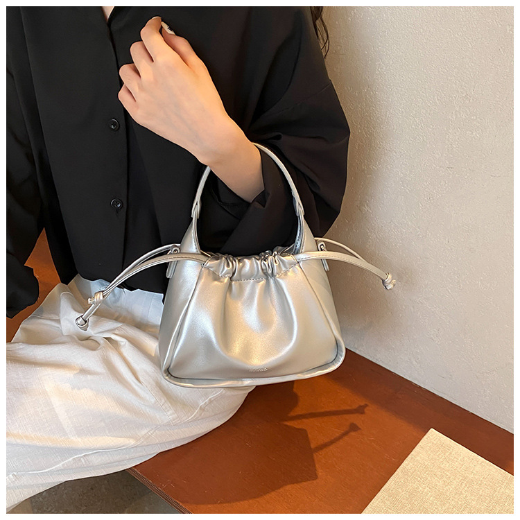 Korean version fashionable drawstring handbag for women 2024 new large capacity bucket commuting versatile shoulder_voghion.com