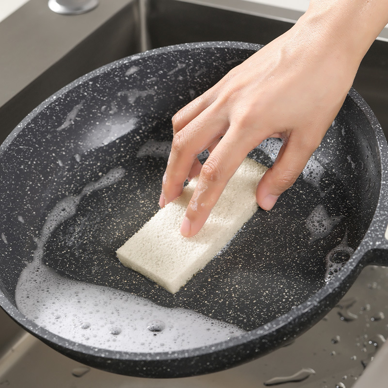 青崎日は食器を洗うスポンジを投げて、ヘチマの使い捨ての台所の専用の碗の鍋のすきまをまねてスポンジの神器をきれいにします。|undefined