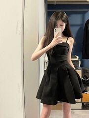 フランス式のヘップバーンの黒いストラップのワンピースの新型の高級な気質は腰を収めてやせているショートスカートの小さい黒いスカートのスカートを現します。