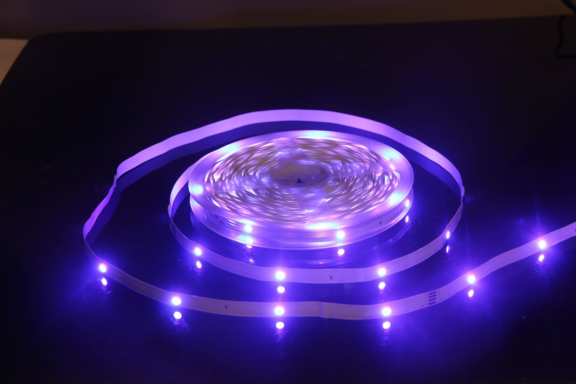 5Vled16 Lampenfassung Bluetooth 24 Tasten 3535 selbstklebend RGB Farbwechsel Schlafzimmer Kleiderschrank Heimdekoration LED-Streifen