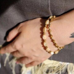 欧米の檀木の金豆の数珠の手の串の女子学生の復古の潮流のファッションは手の弾力のブレスレットの卸売りをかぶせます。