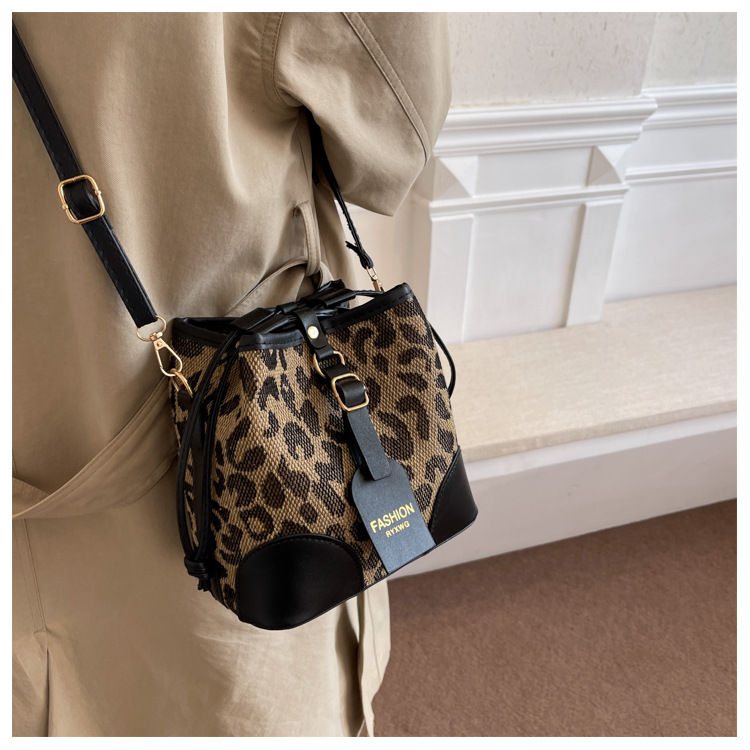 Fashion Small Bag Female New Fashion Autumn And Winter Retro One-shoulder Messenger Bag display picture 20