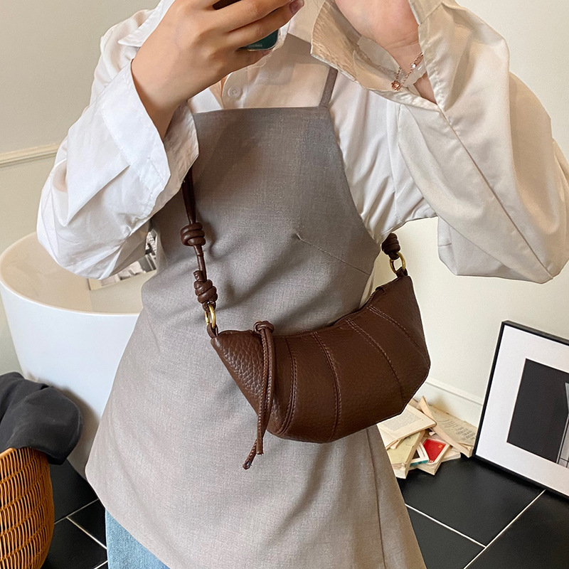 Bolso de cuerno de nicho francés 2025 nuevo bolso de axila bolso de bola de masa de moda bolso de mensajero de hombro simple de todo fósforo