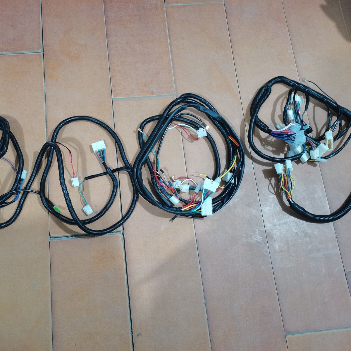 雷沃欧豹拖拉机配件:554车全车线