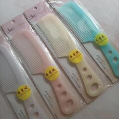 プラスチックの髪の櫛を折って携帯しています。