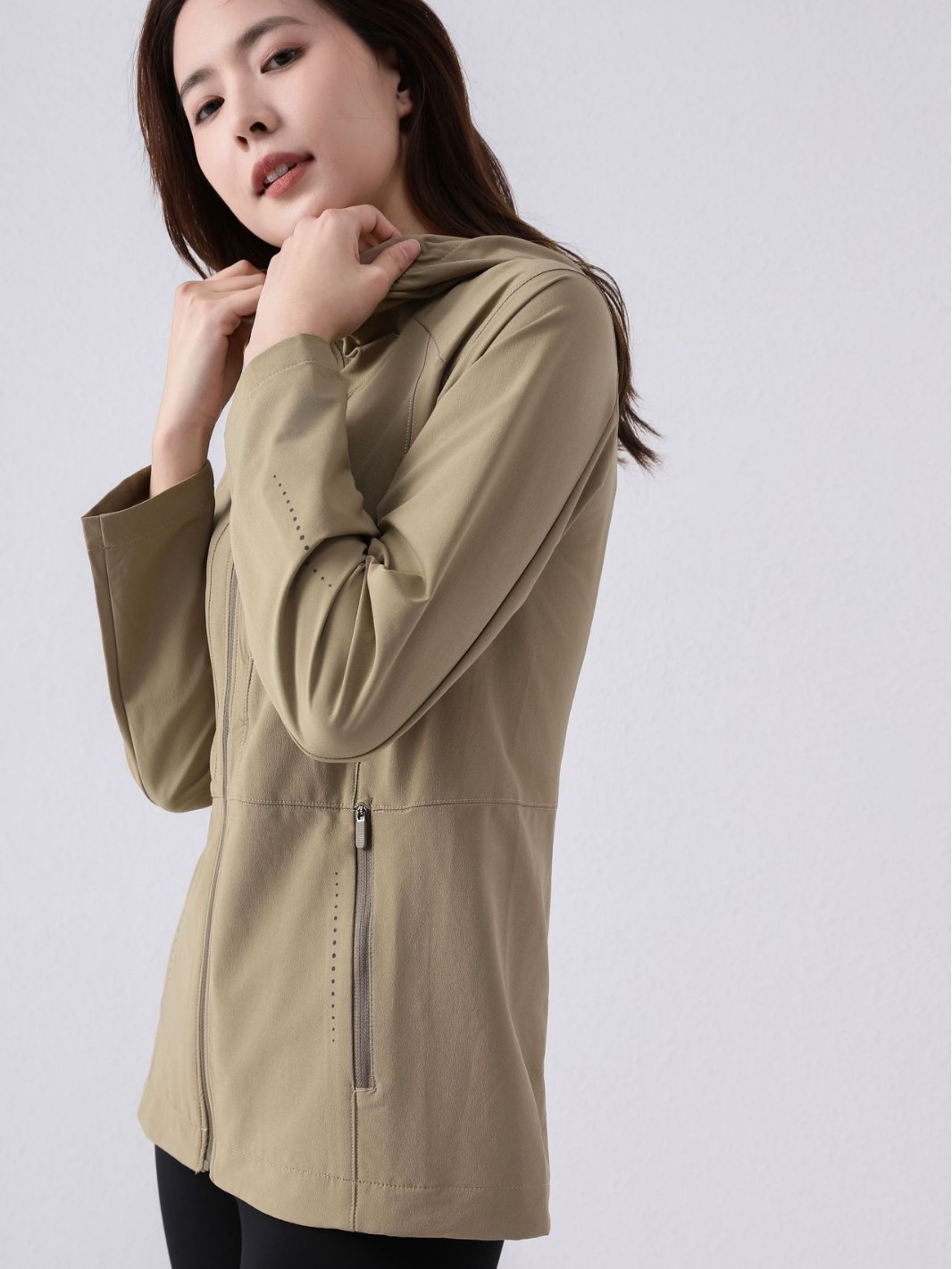 Women's windproof hooded softshell sports jacket detail 4