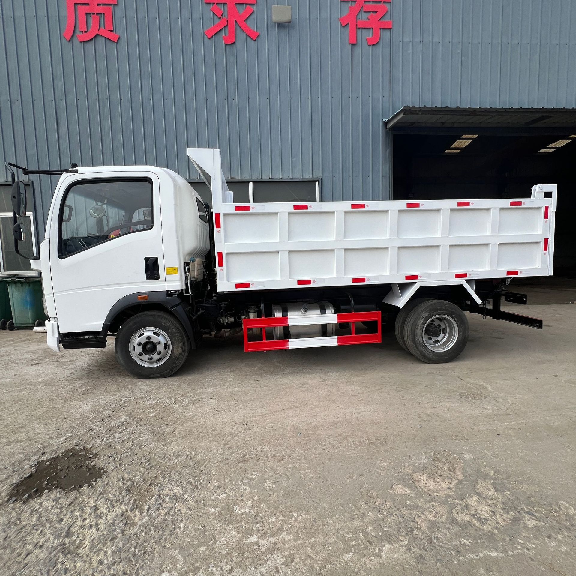 Factory Cross-Border Export of China Heavy Truck Howo Light Truck Dump Truck 4X2 Small Transport Dump Truck, Customizable