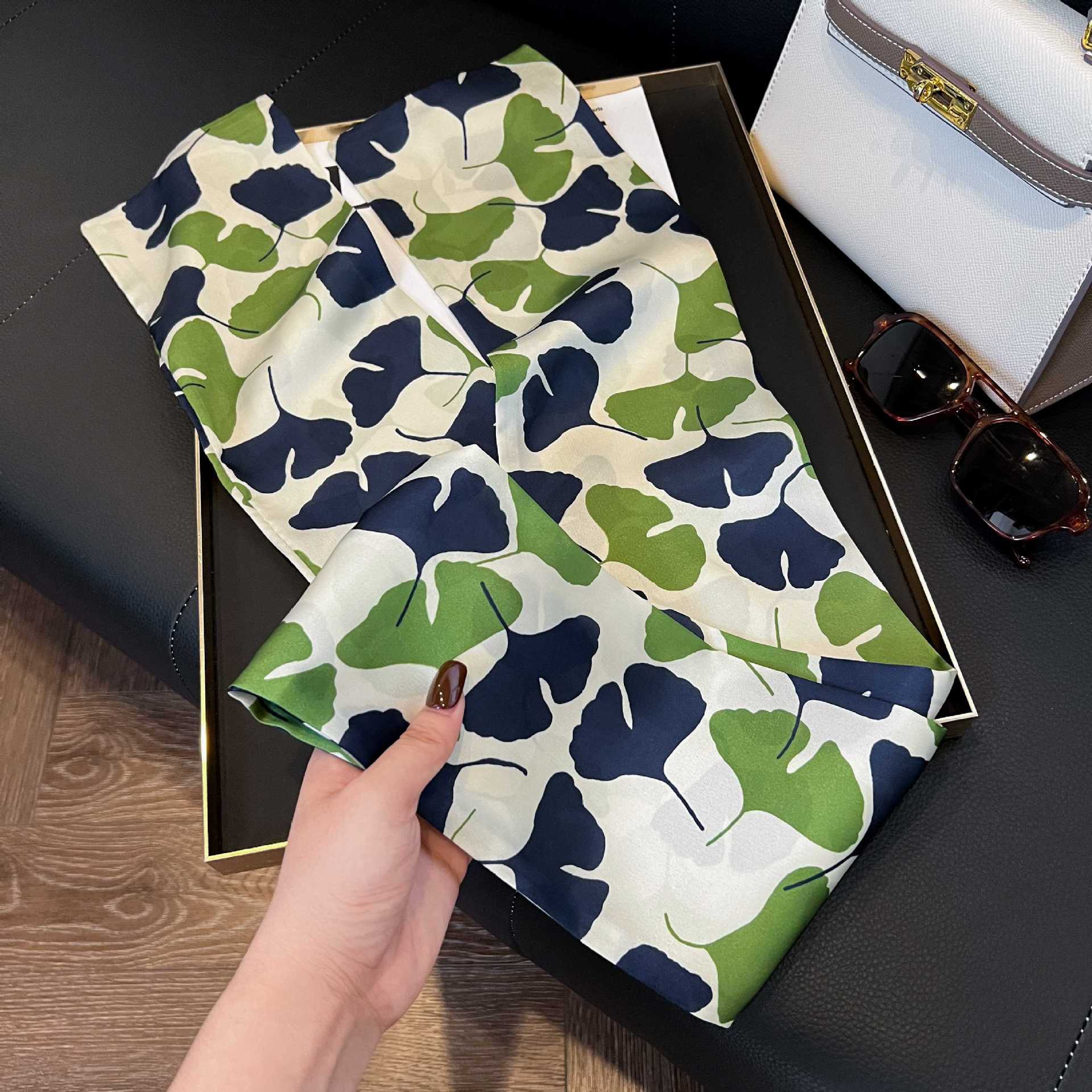 Nueva bufanda de seda pequeña banda larga estrecha para el cabello mujer estilo primavera y otoño moda madre bufanda estilo verano estilo fino serpentina bufanda al por mayor