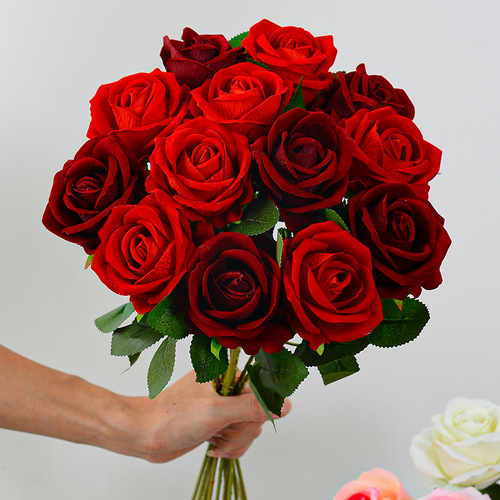 Single hand-feeling velvet simulated rose Valentine's Day bouquet flower arrangement home decoration fake flower rose waterfall arrangement