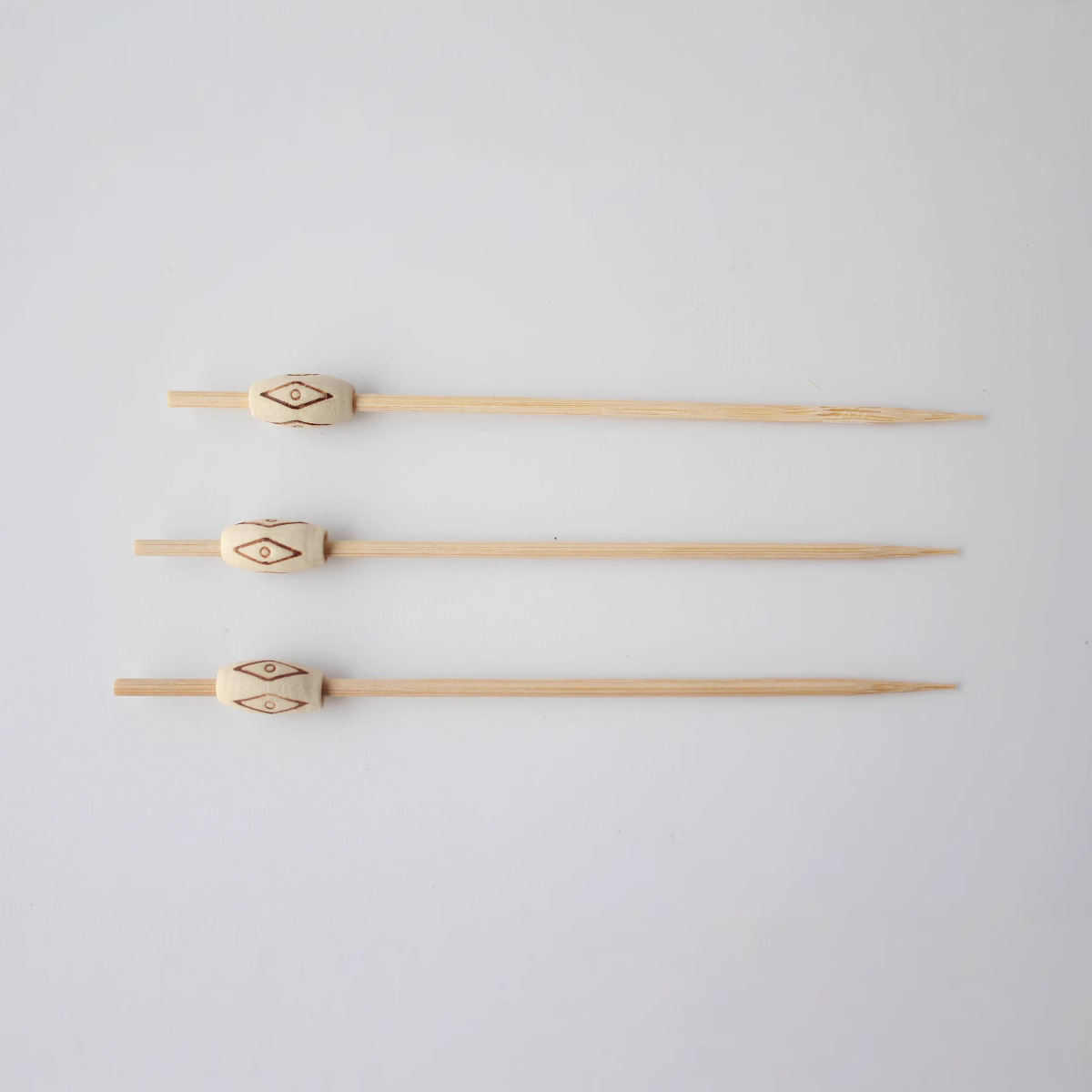 Venta al por mayor cabeza plana cabeza cintura tambor desechable fruta palo de bambú creativo palo decorativo grabado flor caliente palillo hamburguesa punto