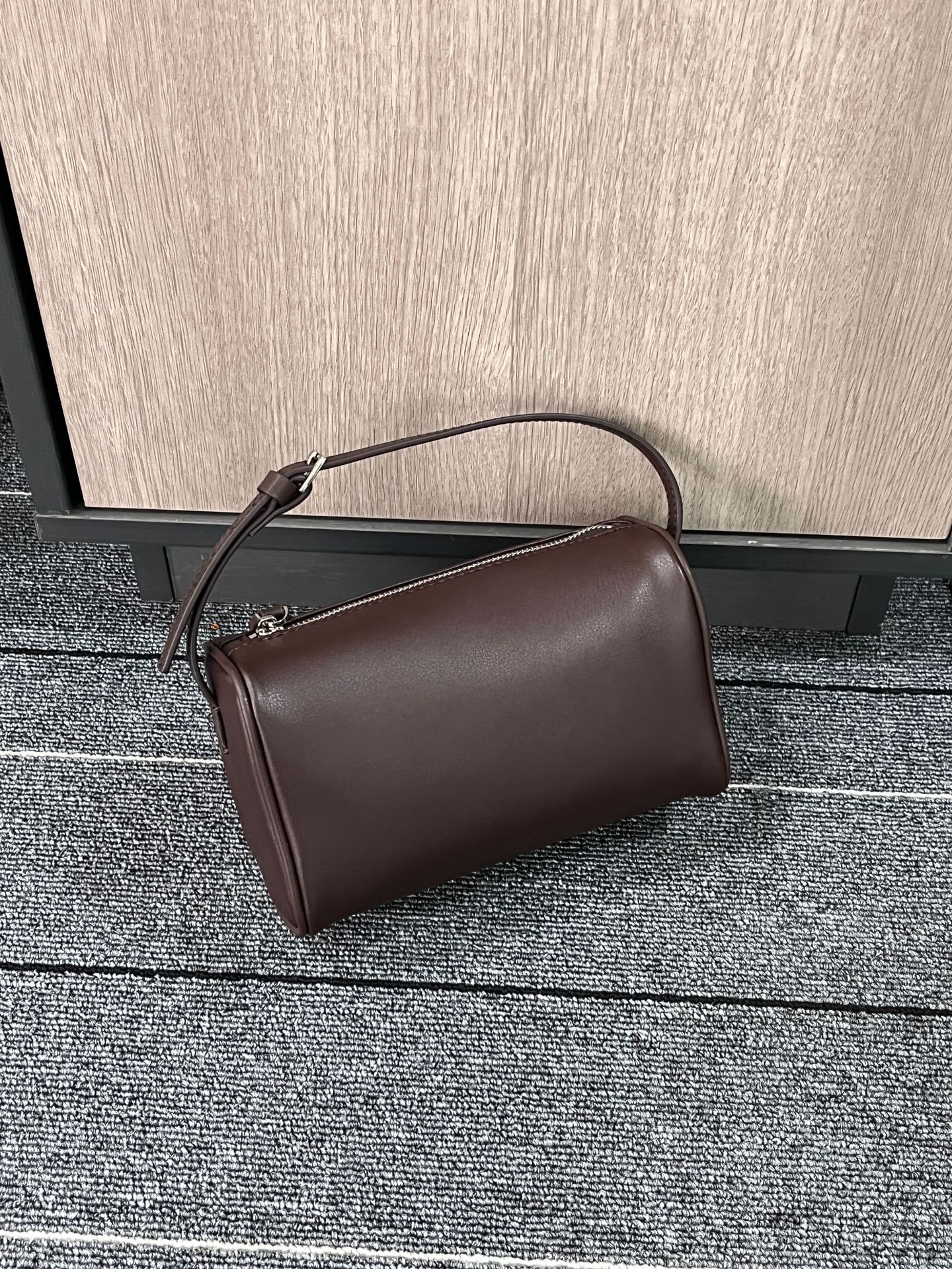 2024韩版小众牛皮包笔筒包90s迷你简约单肩斜挎圆筒包真皮笔袋包 - Thumbnail 15