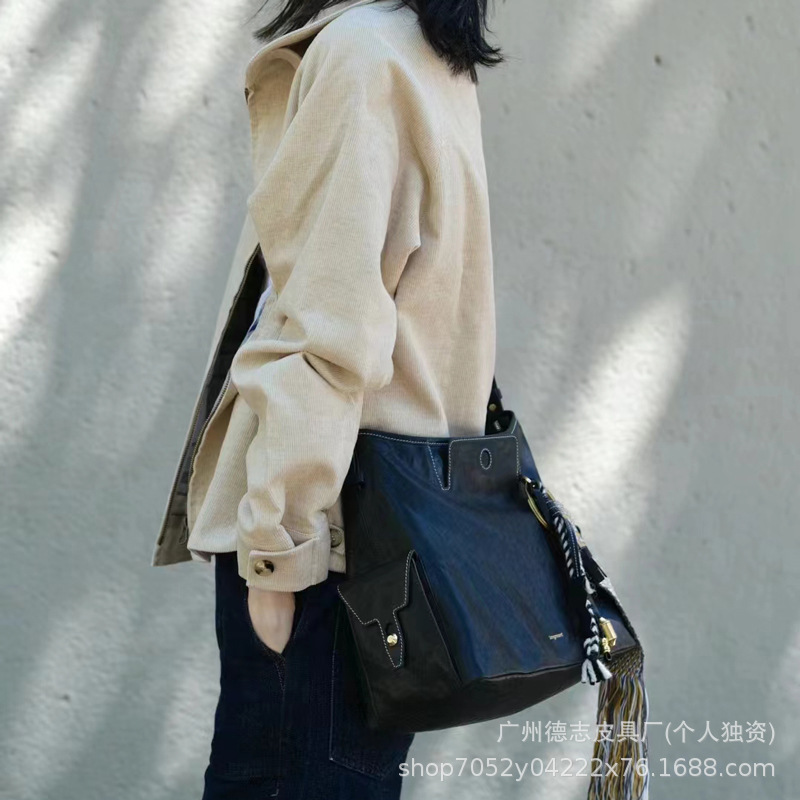 Songmont Yamashita Matsu Trail Series Hobo Bag Large Capacity Commuter Bag Plant tanned Cowhide Single Shoulder Crossbody Bag