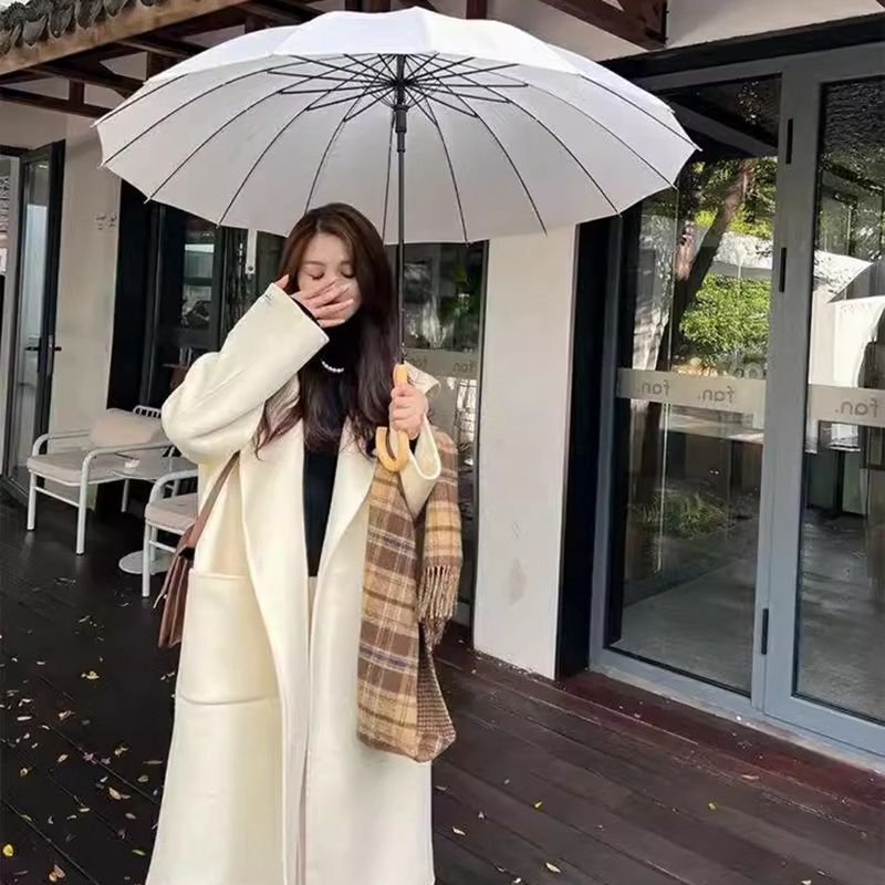 Hepburn-style British wool coat, mid-length, new autumn/winter fashion, with horn buttons and a hood, versatile wool outerwear