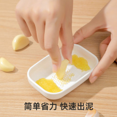 手動研磨器でニンニクをつぶします。