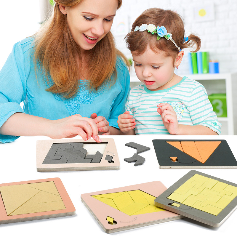 Niños y adultos tienen rompecabezas de madera de la nada