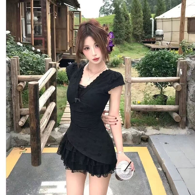 French-Style Rich Girl Short-Sleeve Dress for Women, Summer 2026 New Lace Patchwork Slim-Fit Short Dress for Petite Figures