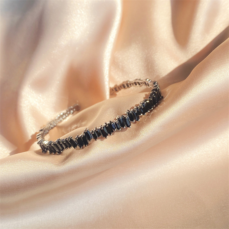 Geometric women's bracelet with zircon