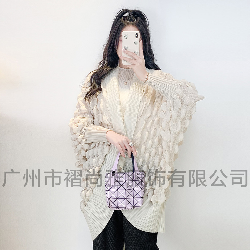 Factory direct supply 2025 spring new fashion foreign style bubble pleat long outer drape design age-reducing coat
