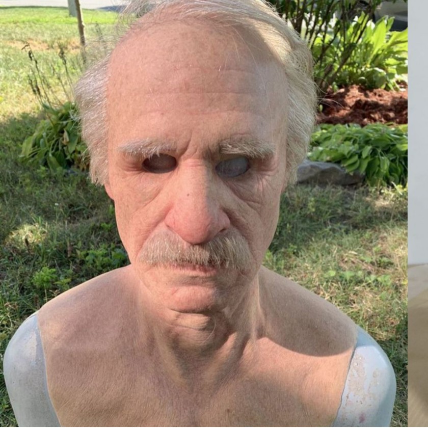 ハロウィーンのキャラクターは道具のマスクを演じます。