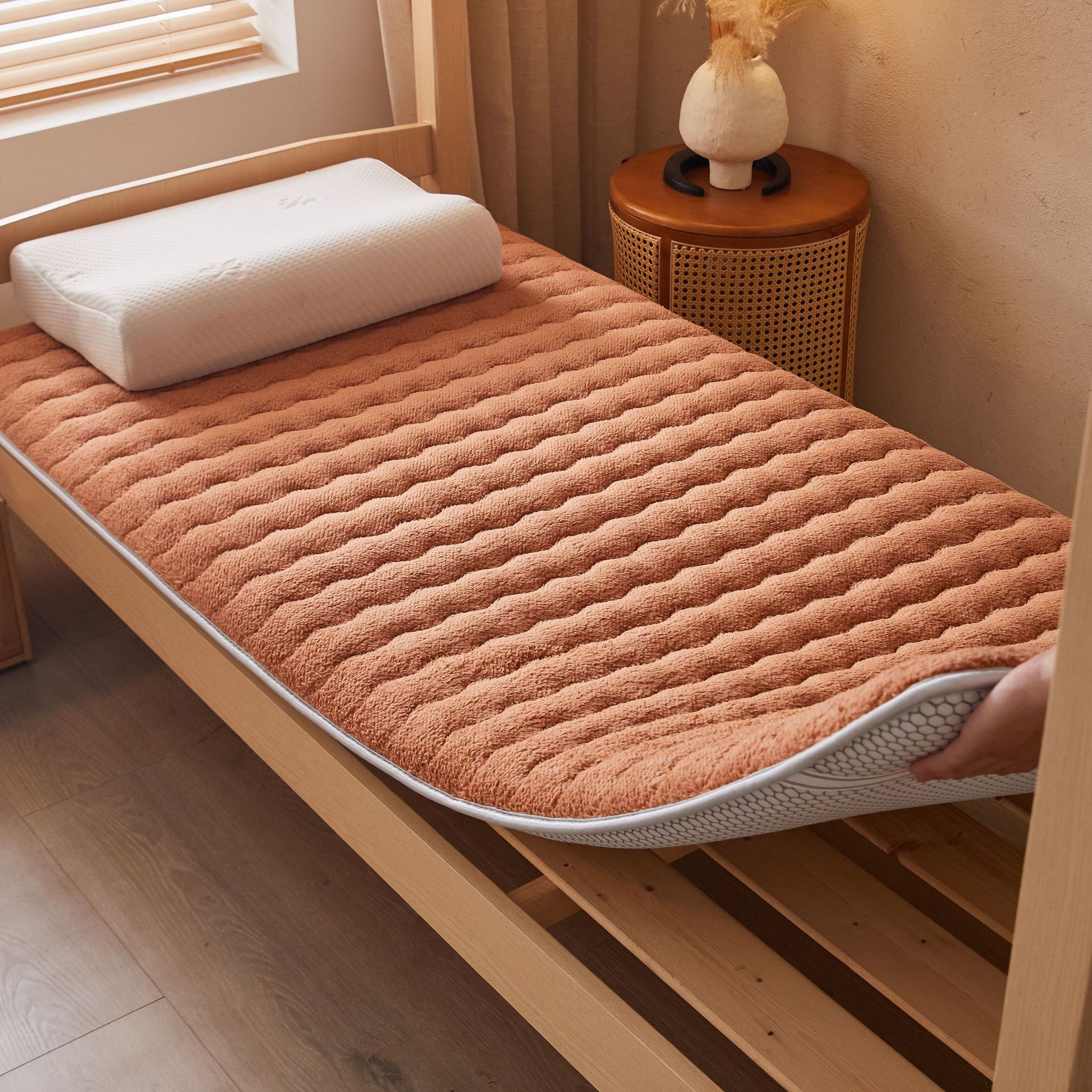 Thickened Lamb Velvet Mattress Pad for Home Use in Autumn and Winter, Milk Velvet Student Dormitory Single Bunk Bed Warm Mattress Pad
