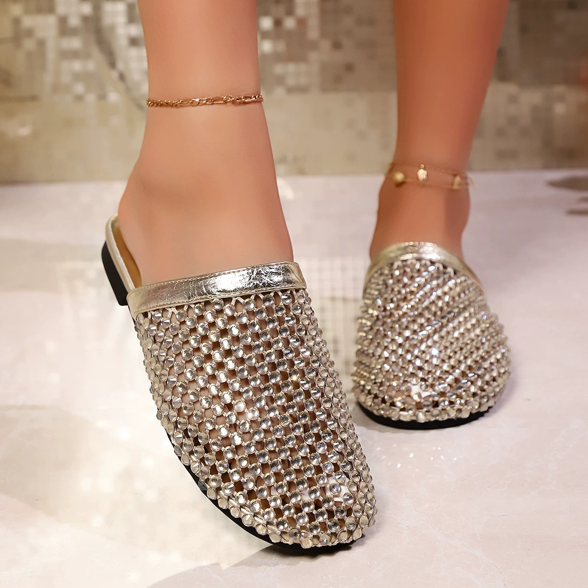 Летние сандалии 2025 года, новая модель, круглый носок, полуслип, ажурные, с бриллиантовой инкрустацией, сексуальные, для кросс-бордерной торговли, большие размеры, плоская подошва