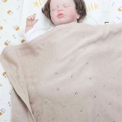 卸売りオーダーメイドの母子純綿の赤ちゃんが毛布を抱いています。