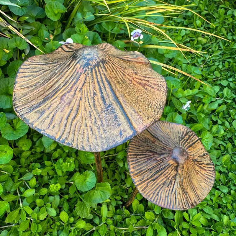 クロスボーダーのメタルレトロな茶色のキノコの形をした屋外の地面の装飾は、庭の緑の植物の鉢植えに使用できます。|undefined