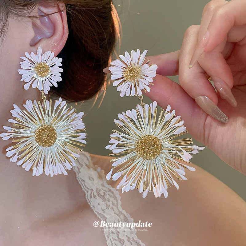 Pendientes de flores tejidas a mano con aguja de acero Pendientes de temperamento de estilo de vacaciones junto al mar Pendientes de moda Sensación de clase alta de nicho