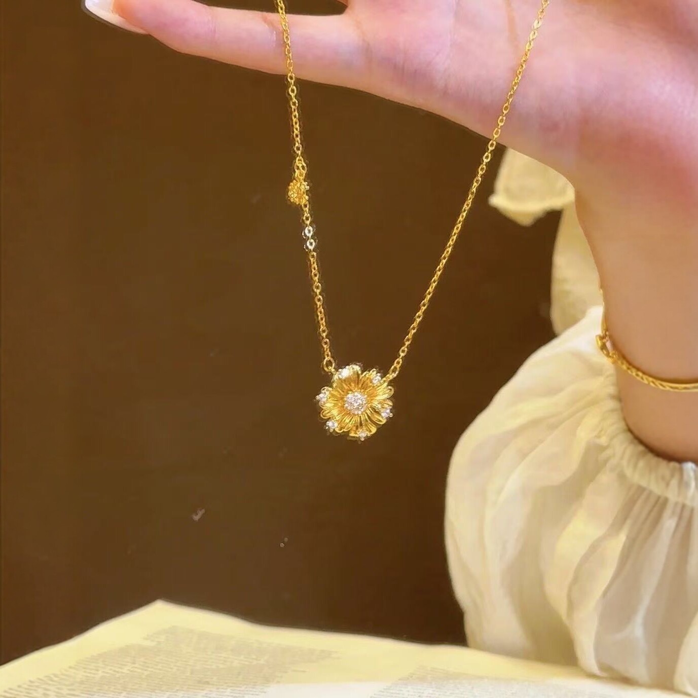 Sand Gold Non-Fading Daisy Necklace for Women, Light Luxury High-End Jewelry, Niche Design Pendant, Clavicle Chain Necklace