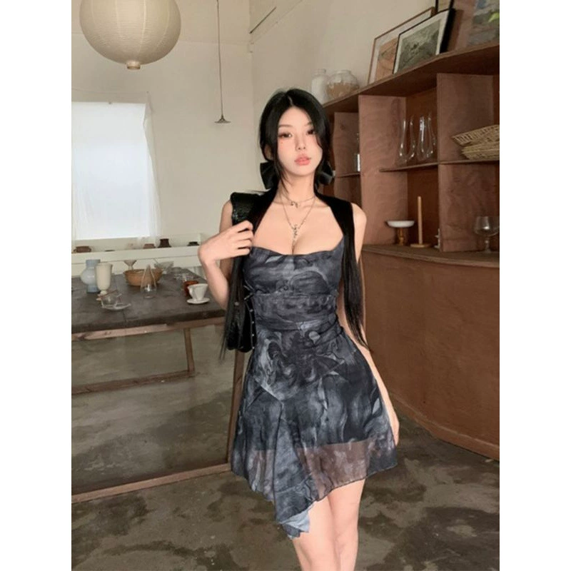 Летнее платье на подтяжках для женщин, которое можно носить в качестве верхней одежды, тонкая и универсальная короткая юбка, чистый, горячий принт для девочек с открытой спиной и нерегулярным принтом.