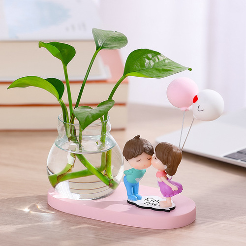 Resin craft ornaments cartoon cute kissing couple creative entrance desk bookcase glass hydroponic decorations