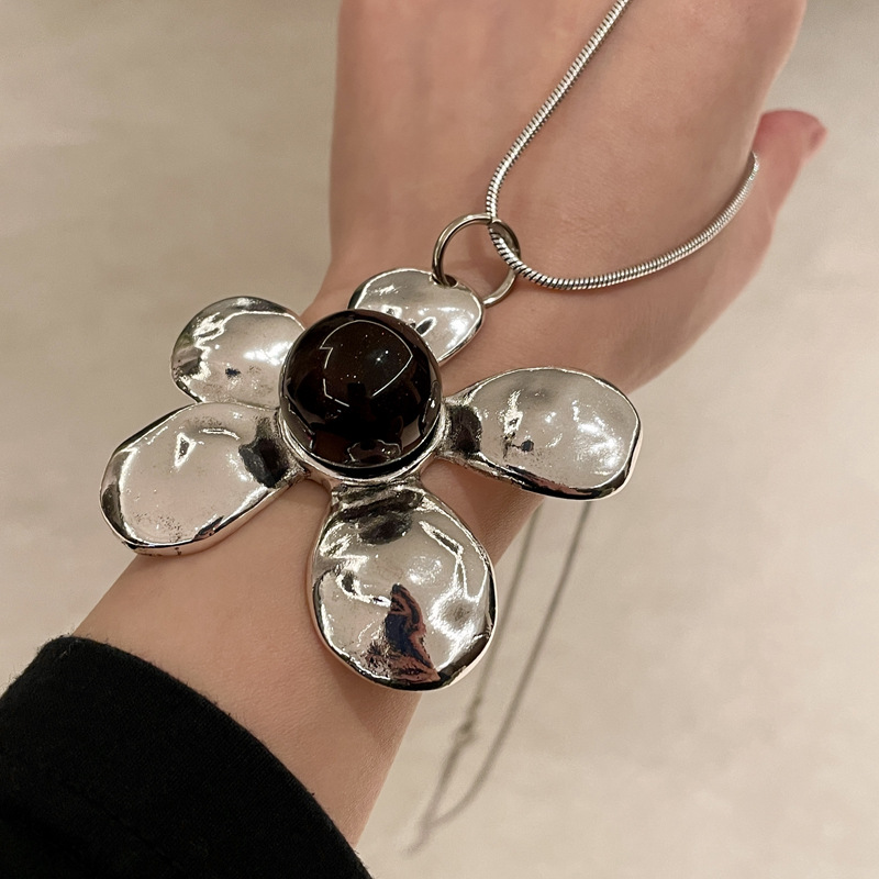 Alloy Material Retro Flower Alloy Snake Chain Pendant Necklaces Wholesale