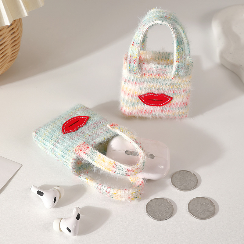 Mini plush coin purse, a niche brand, perfect for storing earphones and lipsticks. Portable and stylish for women and students.