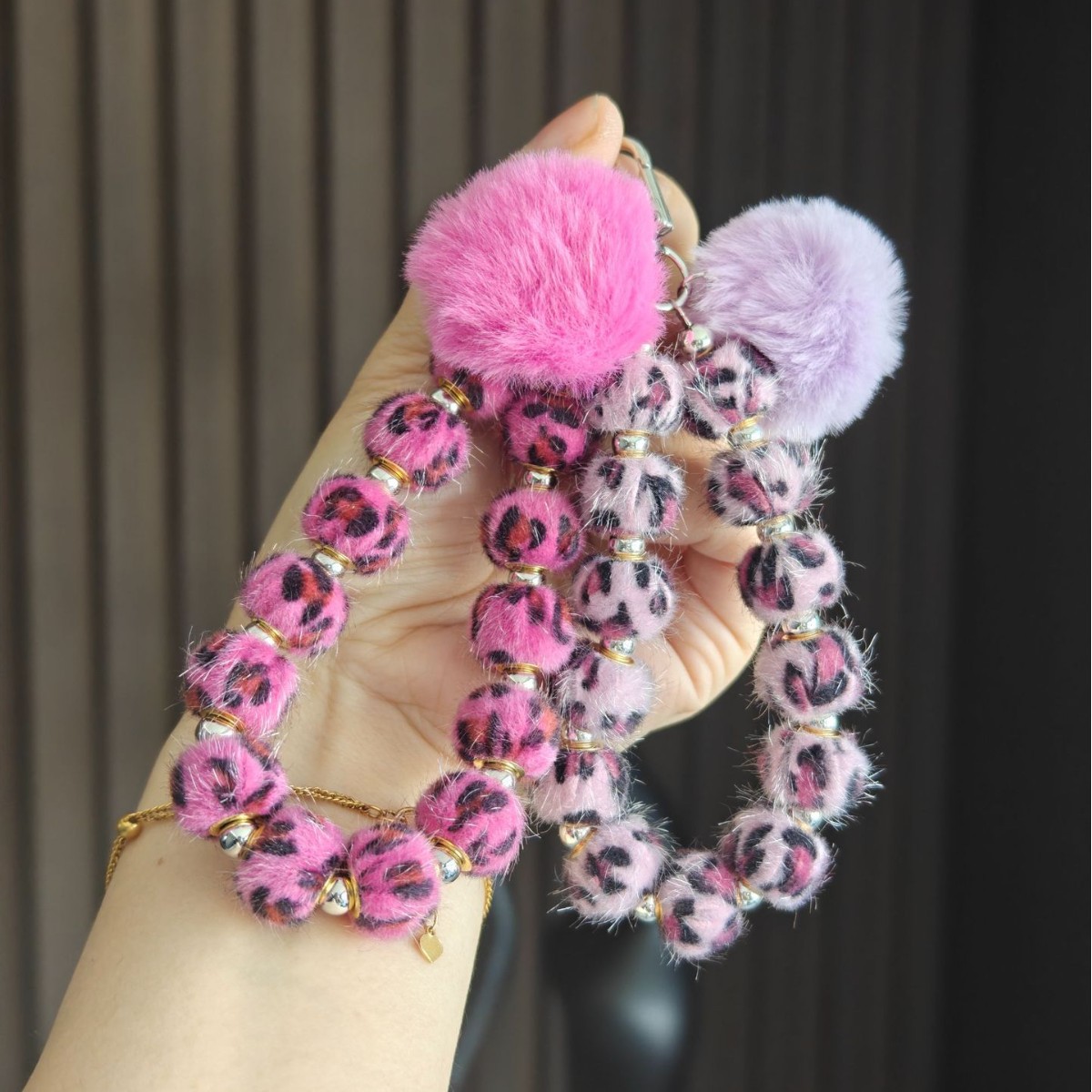 Nuevo Otoño e Invierno de moda ins Bola de piel teléfono móvil colgante teléfono Shell colorido con cuentas de felpa correa de muñeca conveniente correa de mano
