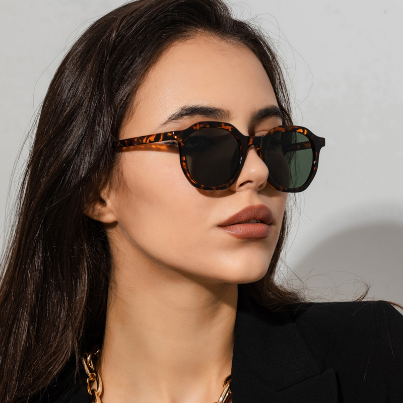 Retro Geometric Women's Sunglasses display picture 1